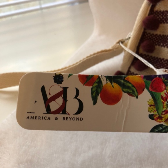 FINAL SALE- LEAVING CLOSET-NO FURTHER DISCOUNTS - Picture 4 of 8